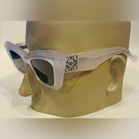 New Women’s Loewe Sunglasses - Picture 3 of 10